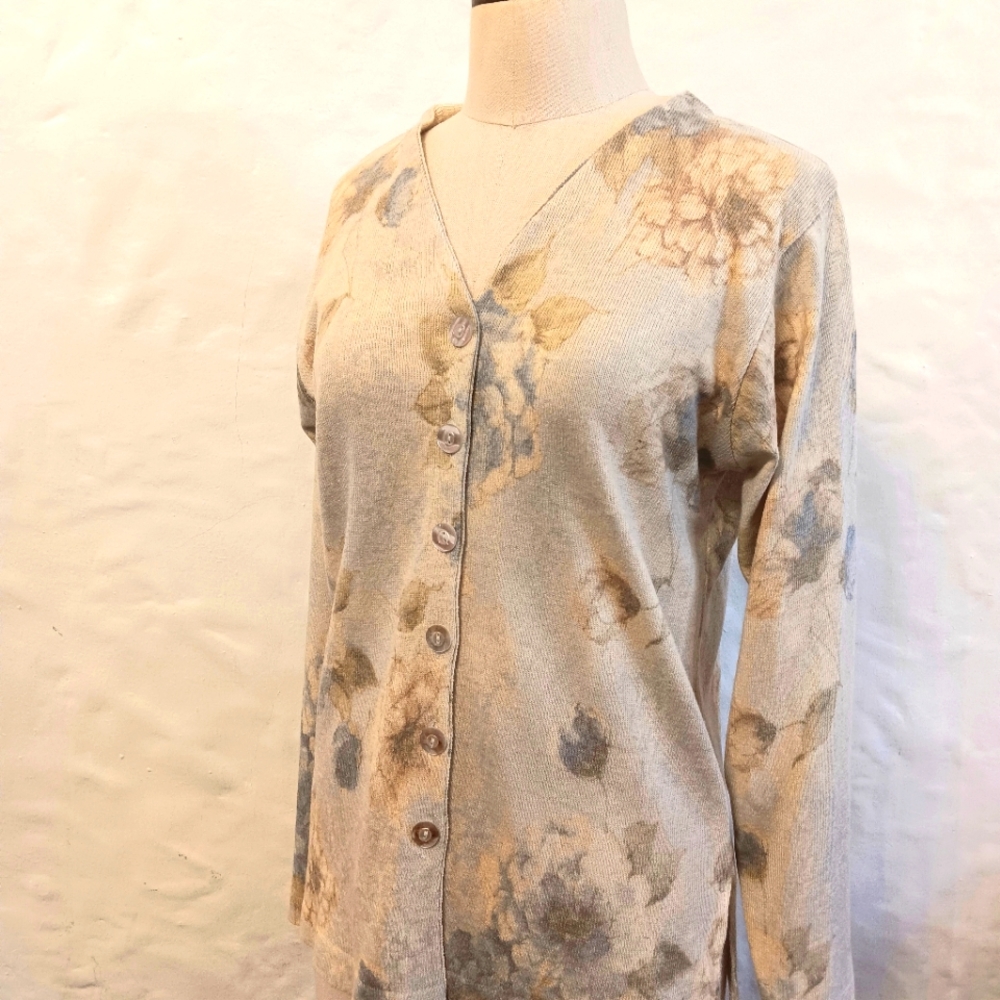 VTG Italian knit muted floral cardigan. Gabrielle T.